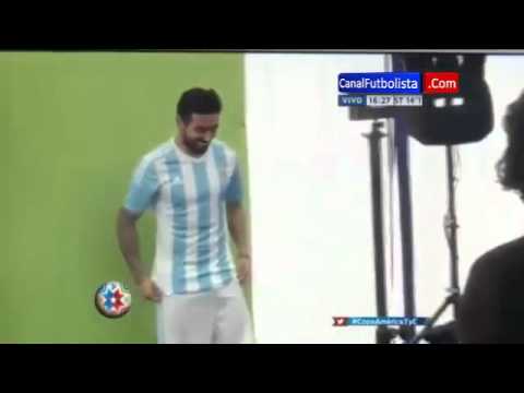 شاهد لافيتزي يداعب الكاميرا في جلسة تصوير مع الأرجنتين