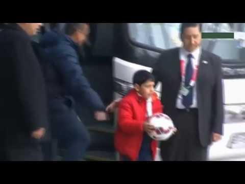 شاهد نيمار يعتذر لأحد الأطفال في لقطة إنسانيَّة