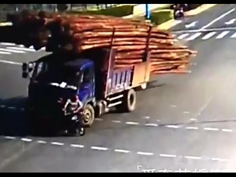 فيديو مقتل قائد دراجة بخارية في الصين