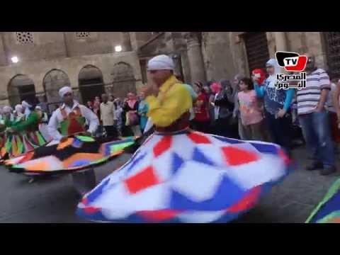 تنورة ورقص ورسم في احتفالية شارع المعز