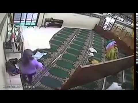 فتاة تسرق مُصليات داخل مسجد