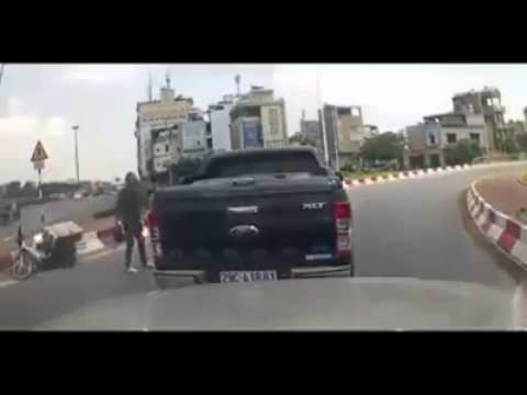 بالفيديو شجار عنيف بين سائق سيارة ودراجة نارية