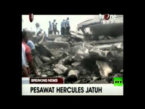 بالفيديو طائرة عسكرية تسقط فوق فندق ومنازل في اندونيسيا