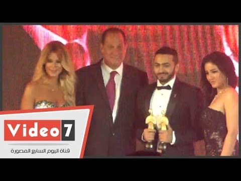 قُبلة لبنانيَّة تحرج الفنان تامر حسني في مهرجان ميما