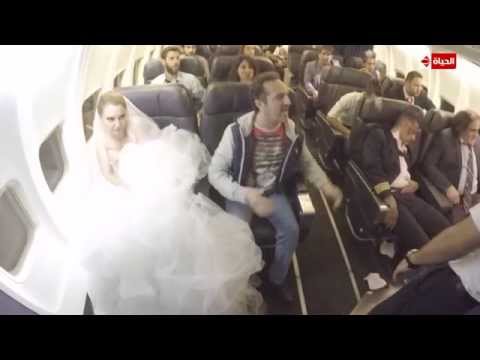 شاهد شريف مدكور يعتدي بالضرب والشتائم على مضيفة الطائرة