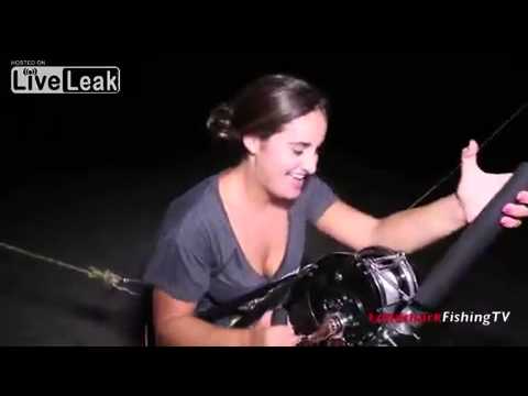 بالفيديو فتاة جميلة تصطاد سمكة قرش عملاقة بصنارة