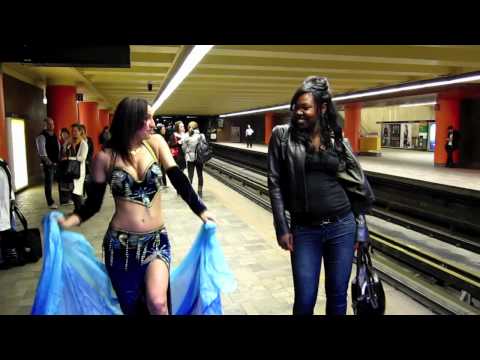 شاهد راقصة تثير جدلًا كبيرًا داخل محطة المترو