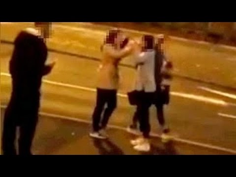 فيديو مجموعة من المراهقات يضربن فتاة بشكل وحشي