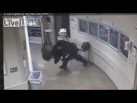 فيديو لحظة اعتداء شرطي على فتاة مخمورة