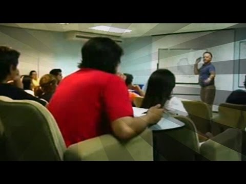 بالفيديو معلم يكتشف طالبًا يعبث في شعر زميلته