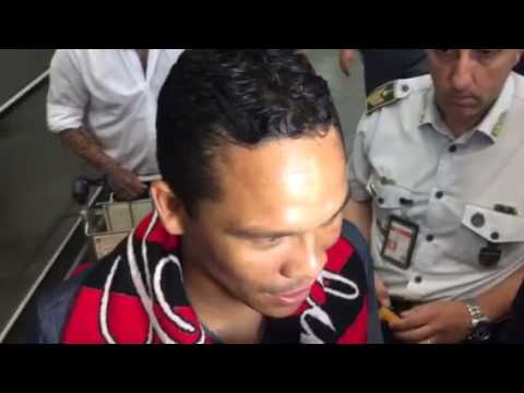 شاهد كارلوس باكا يعبر عن سعادته بعد وصوله إلى ميلان