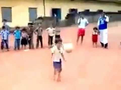 شاهد طفل يعزز آمال الكرة الهندية في المستقبل