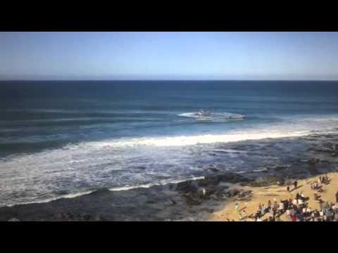 شاهد بطل العالم في ركوب الأمواج يتعرض لهجوم مفاجئ من سمكة قرش