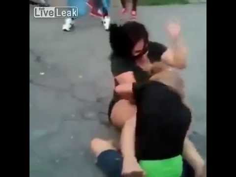 بالفيديو نهاية غريبة لمعركة عنيفة بين فتاتين