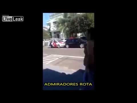 بالفيديو 3 فتيات ليل يقذفن سيارة شرطة بالحجارة