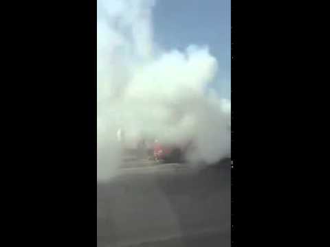 شاهد لحظة اشتعال النيران في سيارة محملة بالأثاث