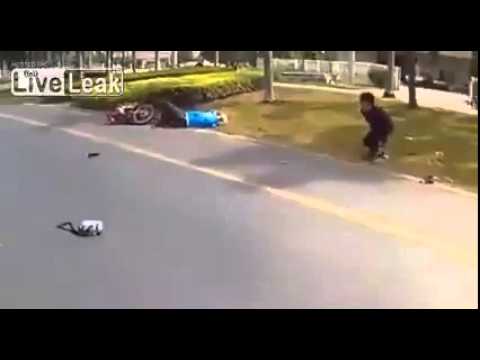 شاهد لقطات مروعة للحظة اصطدام دراجة بفتاة