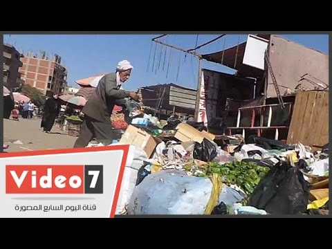عامل نظافة يُلقي القمامة في الشارع