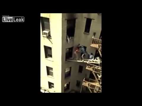 بالفيديو هندي ينقذ رجلًا من داخل شقة مشتعلة