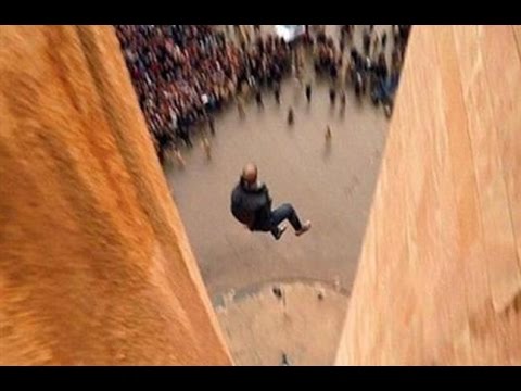 بالفيديو داعش يلقي شابًا عراقيًا من أعلى مبنى لاتهامه بالشذوذ