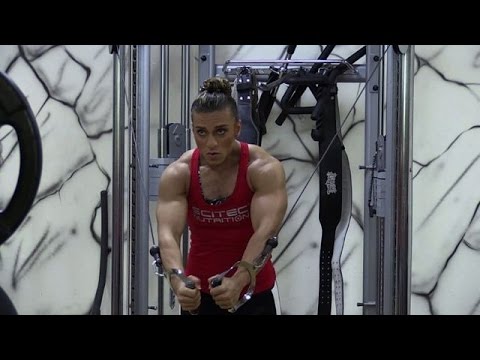 شاهد لاعبة كمال أجسام من البحرين تحقق حلمها في الخارج