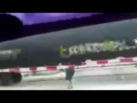 بالفيديو رجل يُخاطر بحياته ويعبر من تحت قطار متحرك