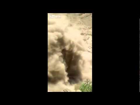 بالفيديو لحظة حدوث انهيار جبلي أثناء مرور سيارات