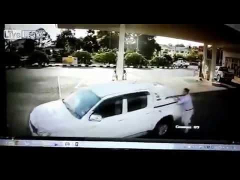 بالفيديو لحظة سرقة سيارة وتعلق مالكها بها من الخلف