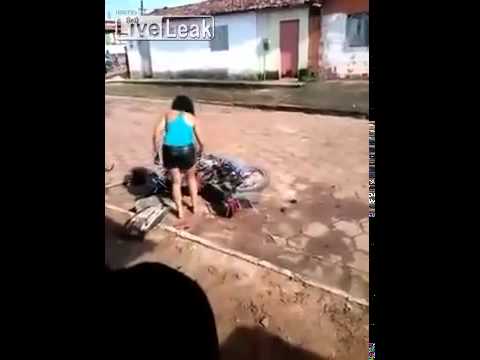 بالفيديو فتاة مراهقة تحطم دراجة صديقها