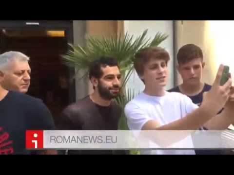 بالفيديو جماهير روما تلتقط الصور مع صلاح