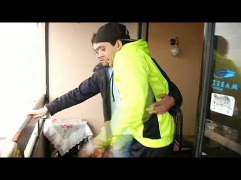 بالفيديو نجاة شاب تشيلي بعد سقوطه من الطابق الـ17