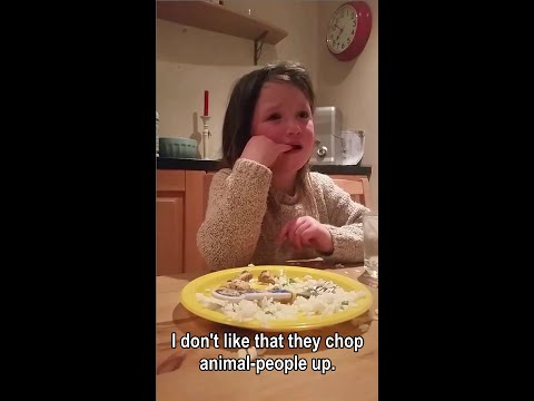 بالفيديو فتاة تلقن والدها درسًا في معاملة الحيوان