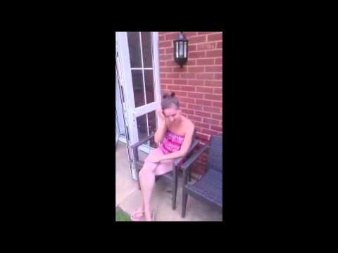 بالفيديو شاب يقذف صديقته ببالون مياه في وجهها