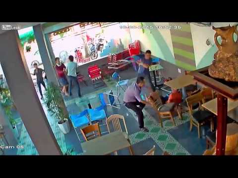 بالفيديو تحطيم مقهى في معركة بالكراسي