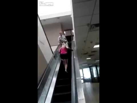 بالفيديو فتاة تقدم على أفعال غريبة