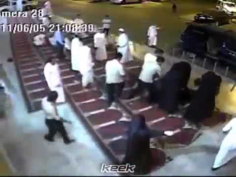 بالفيديو مشادة بين متنقبات أثناء خروجهن من مسجد