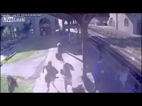 بالفيديو لحظة اقتحام قطار لرصيف الركاب وفرارهم أمامه