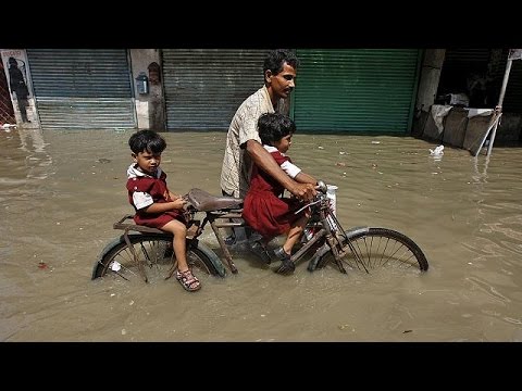 بالفيديو مقتل المئات جراء الفيضانات في آسيا