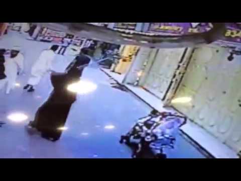 بالفيديو فتاة تؤدب متحرشًا من خلال عصا مكنسة في أحد الأسواق