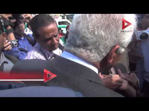 نائب محافظ القاهرة يدوّن رقمه على يد سيدة طلبت المساعدة