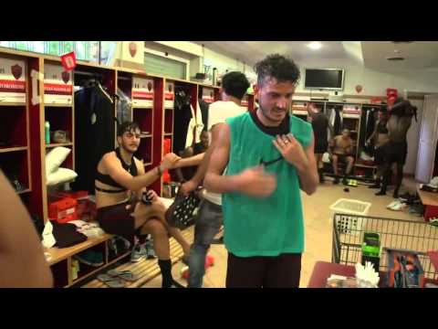 شاهد محمد صلاح يصافح زملائه في فريق روما