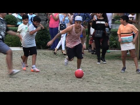 شاهد جاستن بيبر يستعرض مهارته أمام الأطفال