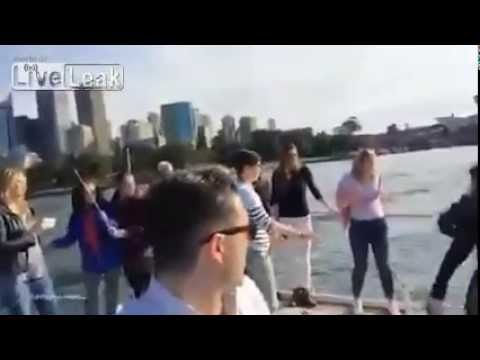 بالفيديو شاب يلقي بآخر في البحر بسبب المنافسة