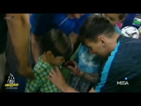 شاهد ميسي يسعد الأطفال قبل موقعة السوبر الأوروبي