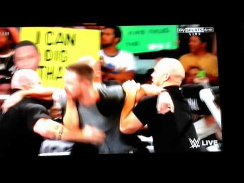 شاهد بطل مسلسل “arrow” يظهر ضمن مصارعي “wwe”