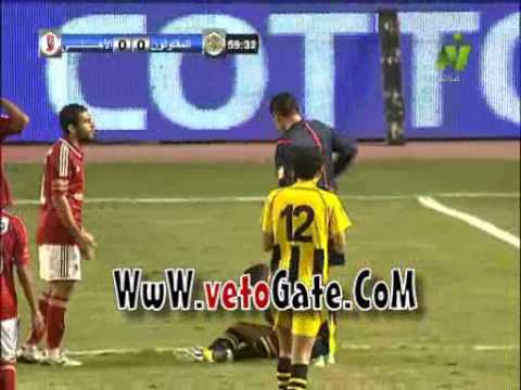 نجم الأهلي صبري رحيل يحصُل على البطاقة الحمراء