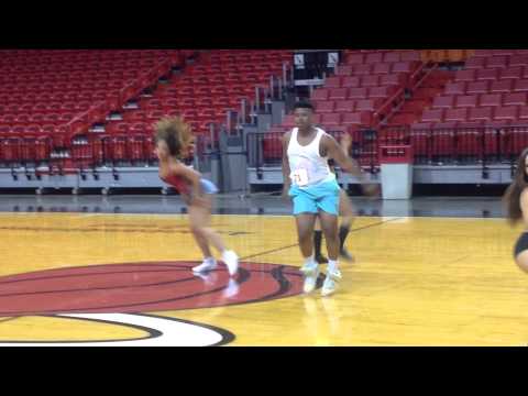 شاهد شاب ينافس ليونة مشجعات مباريات كرة السلة