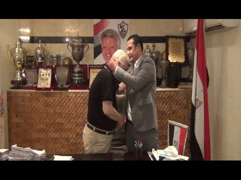 شاهد أحمد سعيد يعتذر لمرتضى منصور ويُقّبل رأسه