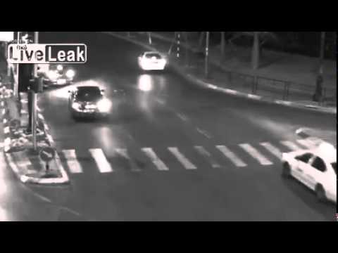 شاهد متزلج يتعرض إلى حادث مروع