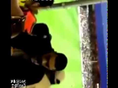 شاهد مشاجرة بين مشجع وفتاة في مدرجات ملعب لوفتس رود